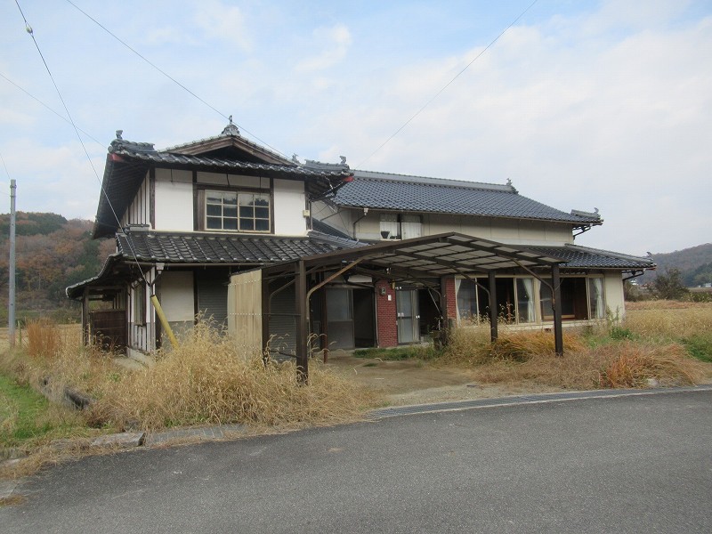 カーポート付き！部屋数の多い物件。