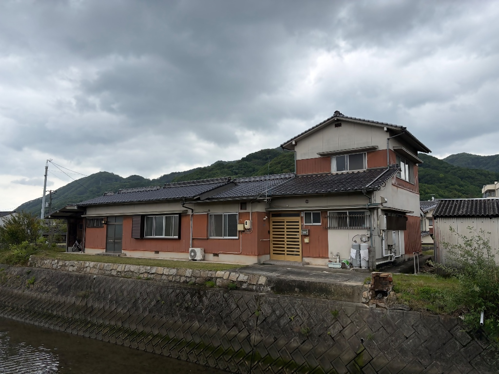 畑付きで広々とした敷地に、ゆとりのある間取りの物件です。
二階からは、広々とした眺望も望めます。
１階玄関ホールは手すり付きで安心です。
