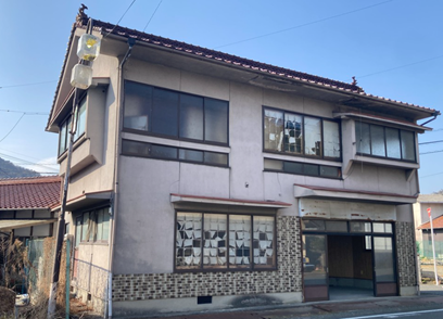 「⽩⻯湖スポーツ村公園」まで約１kｍの徒歩圏内に位置し、ドーム型の体育館や野球場、総合運動場、テニス場、フットサル場、こども広場などがあります。