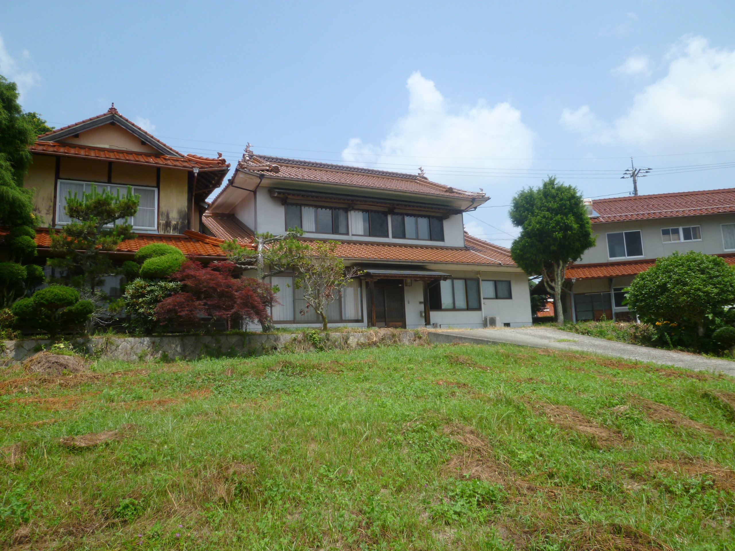 【神石高原町290】高校、小学校に近く、広い車庫と倉庫のある物件です。