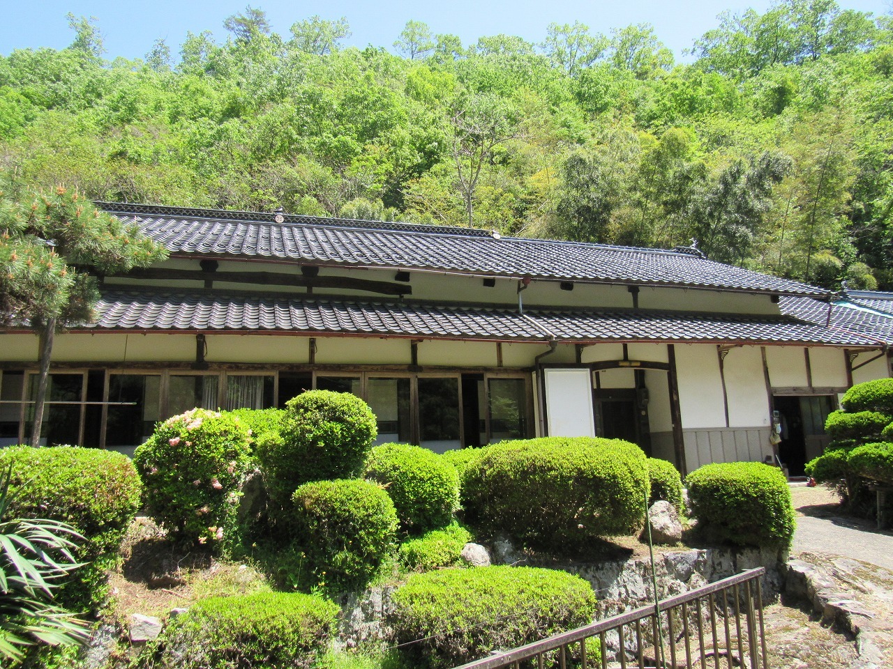昔ながらの玄関が広々とした家です。築年数は100年以上ですが、きれいに管理されてます。