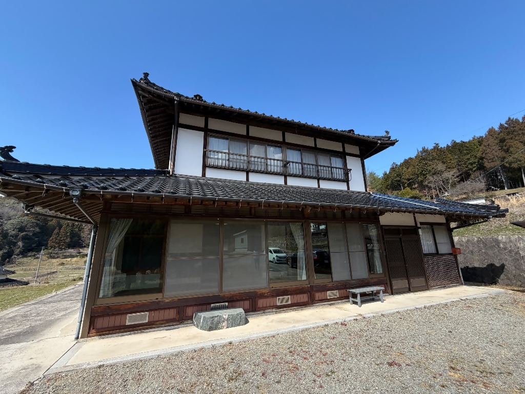 田園風景に囲まれた、自然豊かな環境！
屋根付きの作業スペースがあり、様々な用途に活用可能！