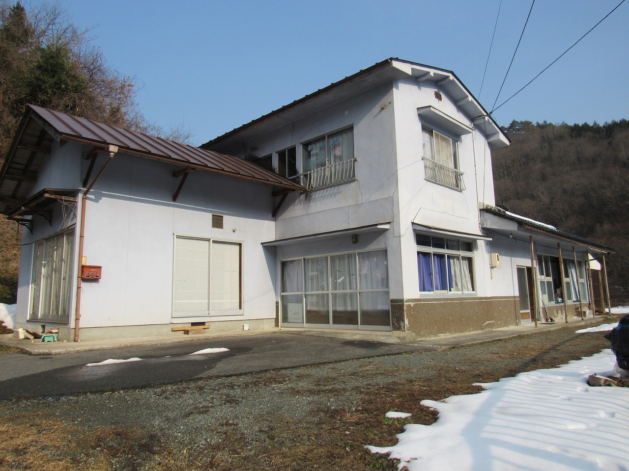 静かな山間にある二階建ての物件です。