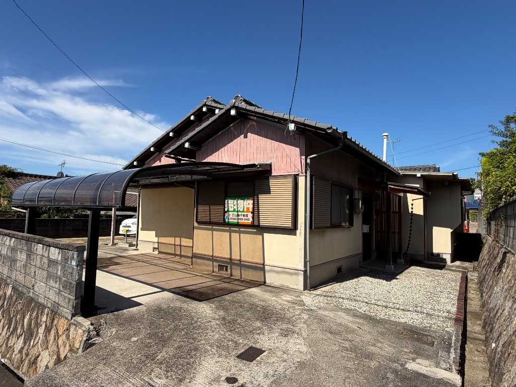 市街地にほど近い、閑静な住宅地の平屋建て物件です。