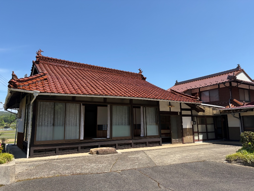 自然に囲まれた、和室の続き間が広がる日本家屋の物件です！
二階からは田園風景が一望できます！
静かな山あいの1階倉庫は特産品の販売やカフェの運営等、いろいろな用途に使えます。
