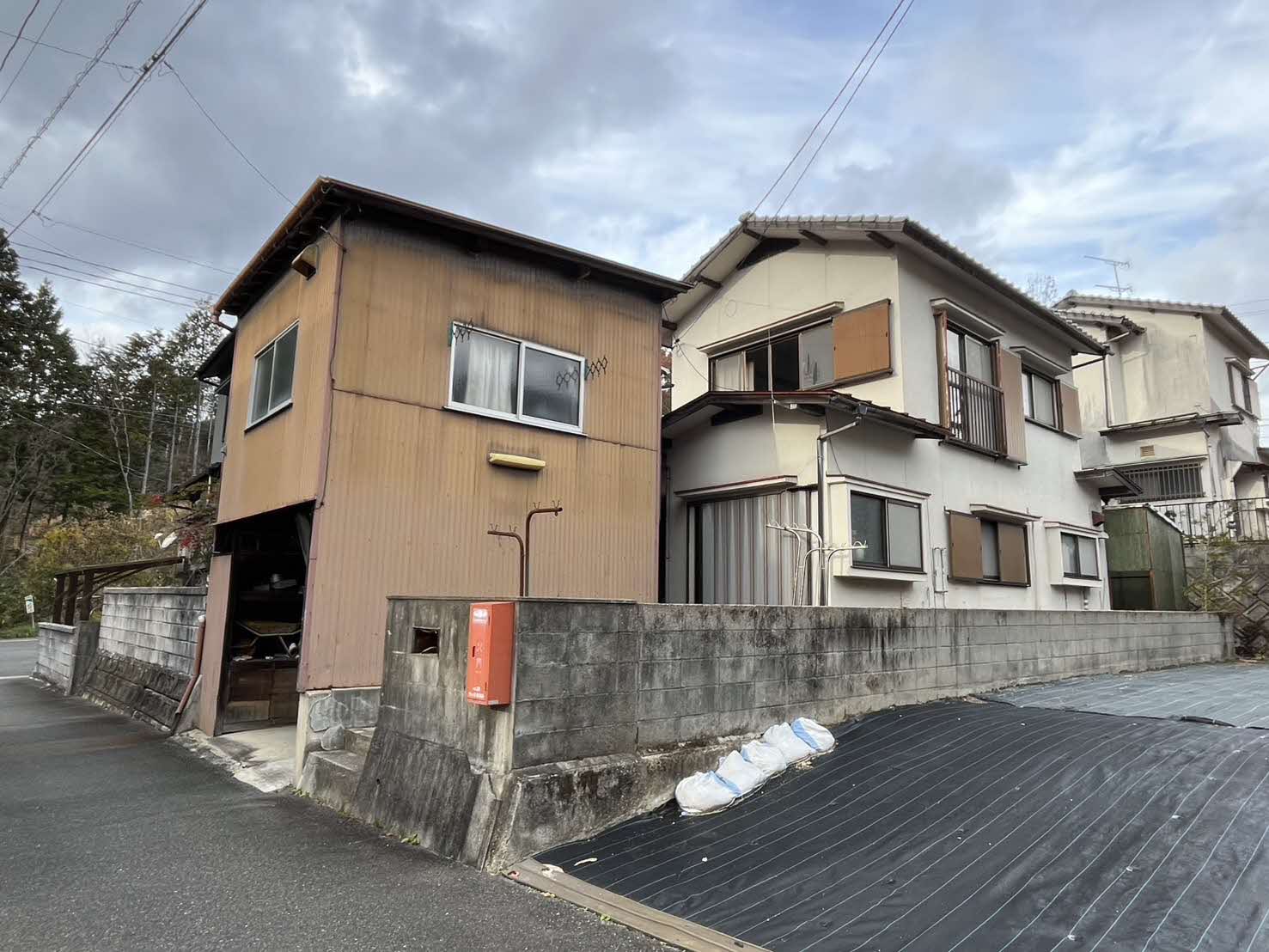 スーパー、ホームセンター、小学校に近く便利な立地！車庫付き倉庫のある物件！