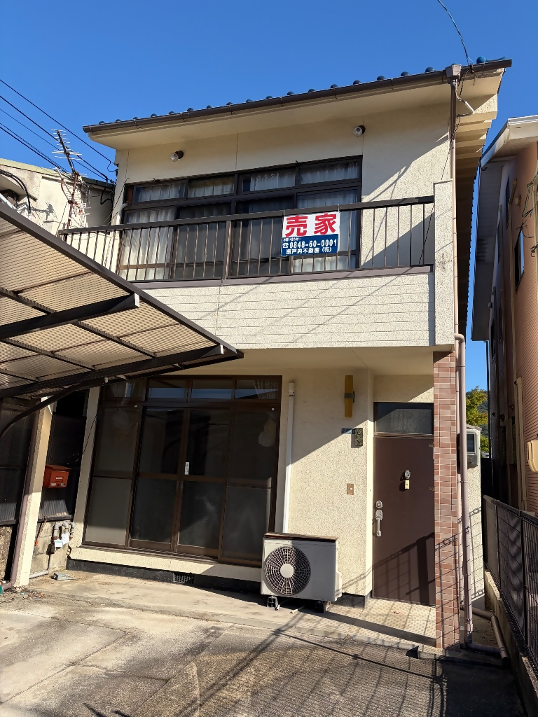 市街地に位置し、スーパー・病院が1km圏内！小中学校・駅も近く、生活や通学に便利な立地です。
1階洋室、ダイニングの床は修繕済み。キッチンが二箇所あり、二世帯同居にもおすすめです。