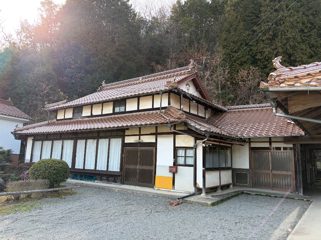 自然に囲まれた環境！離れ、倉庫、農地付きの物件です！