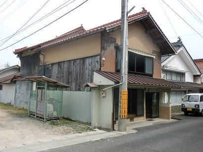 家屋奥まで続く土間や中庭のある物件です。※売買価格の値下げについては相談に応じます。