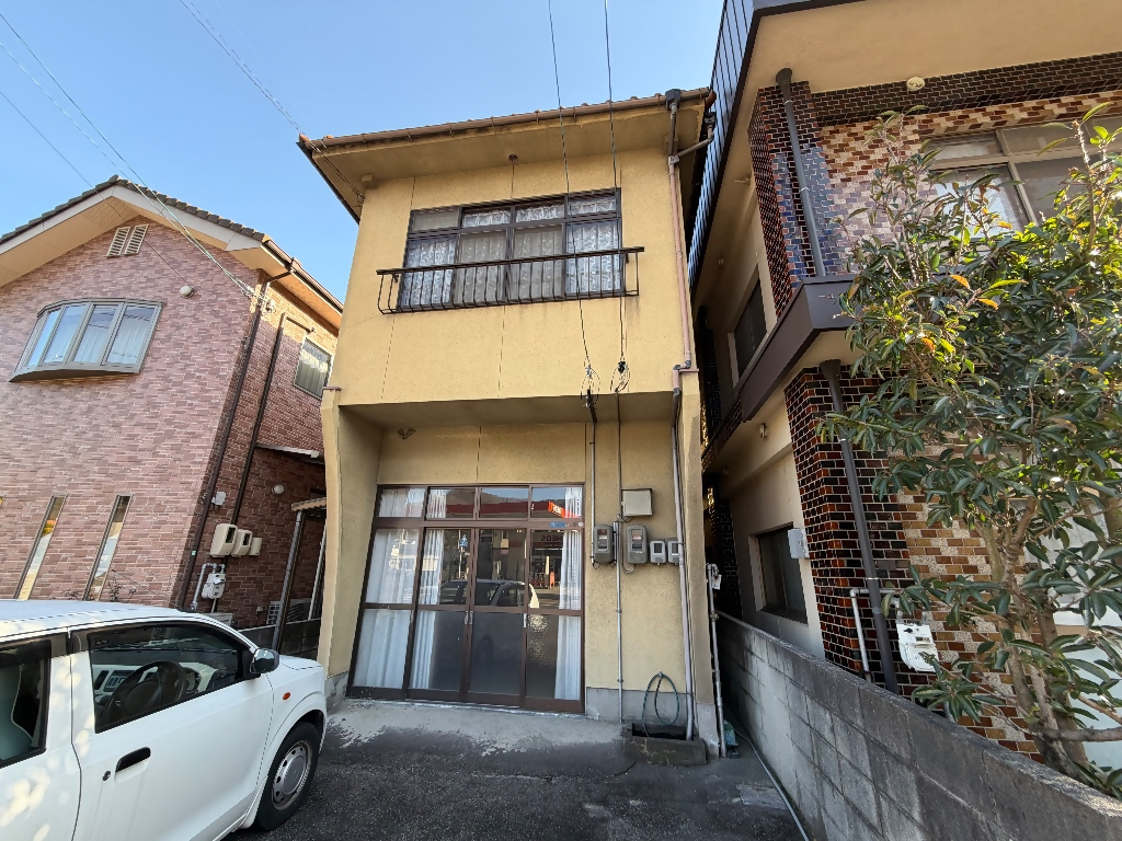 ・１階に広い土間スペース（旧店舗部分）があり、多用途に活用可能な物件です！
・小中学校が１ｋｍ圏内で、通学に便利です！