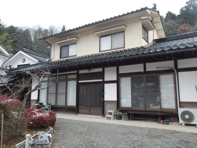 広い倉庫と作業場がある、眺めの良い高台の物件