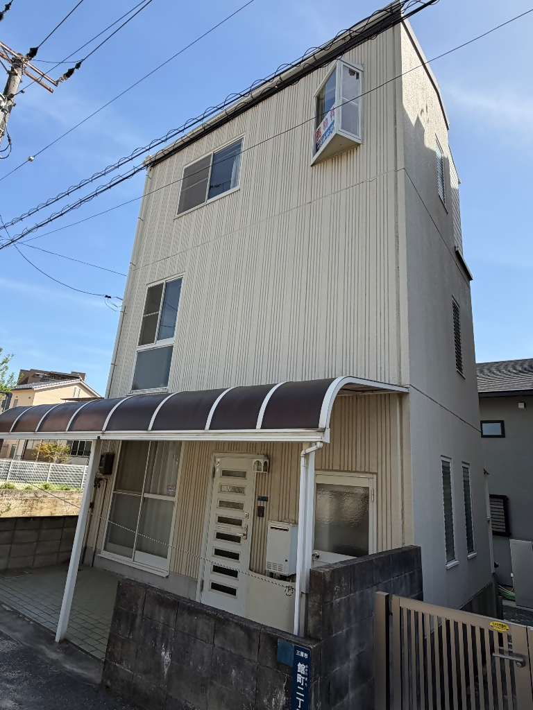 日当たりが良い、通勤通学に便利な駅近くの物件です！
主要施設（学校、病院、食料品店）が1km圏内で、生活にも便利です！