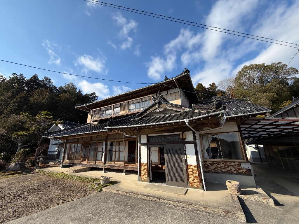 自然に囲まれた環境！広い敷地に庭、蔵、納屋、物置、農地付きの物件です！