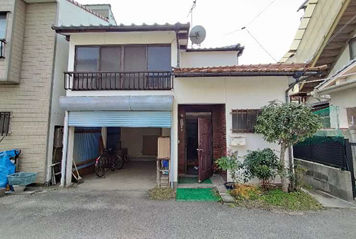 スーパー、病院、小学校、駅まで１km圏内の生活に便利なエリア！
駐車場（ガレージ）あり、下水道整備物件！