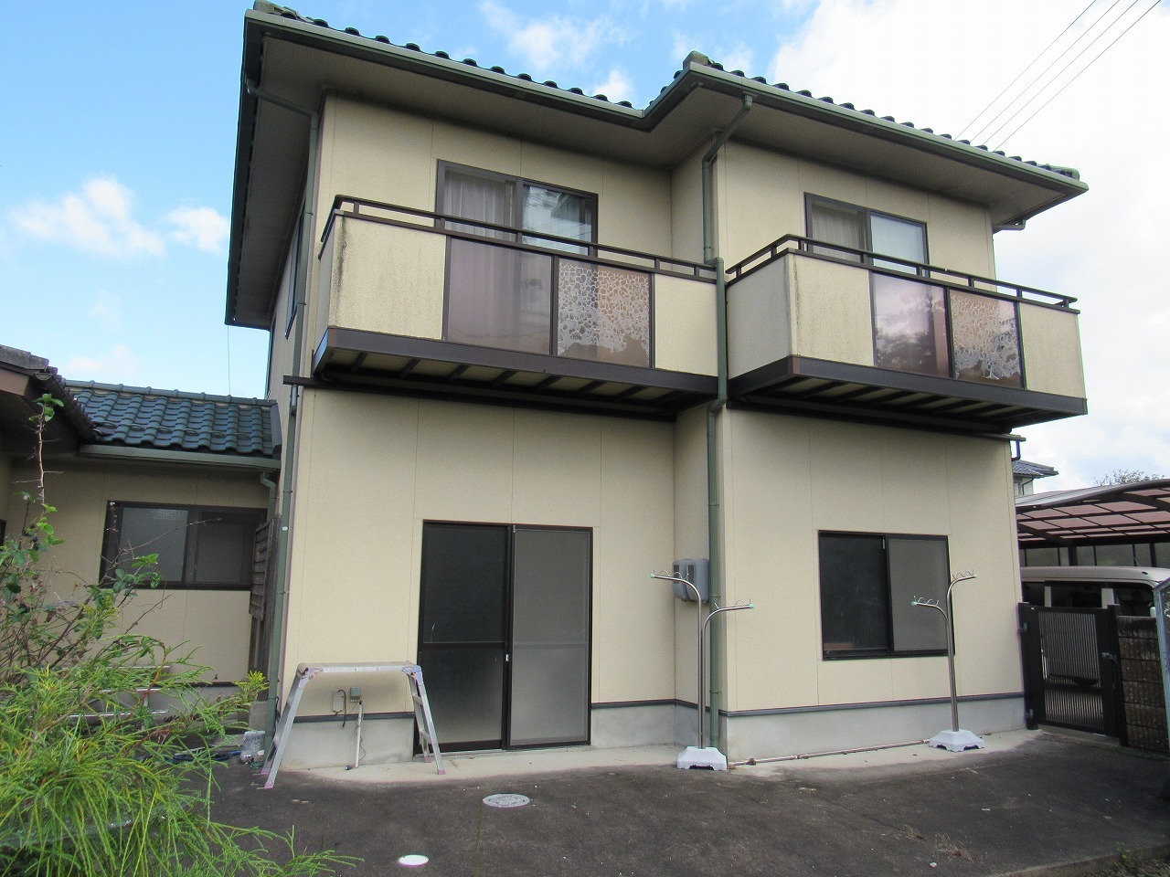 部屋数の多い二階建ての物件です。