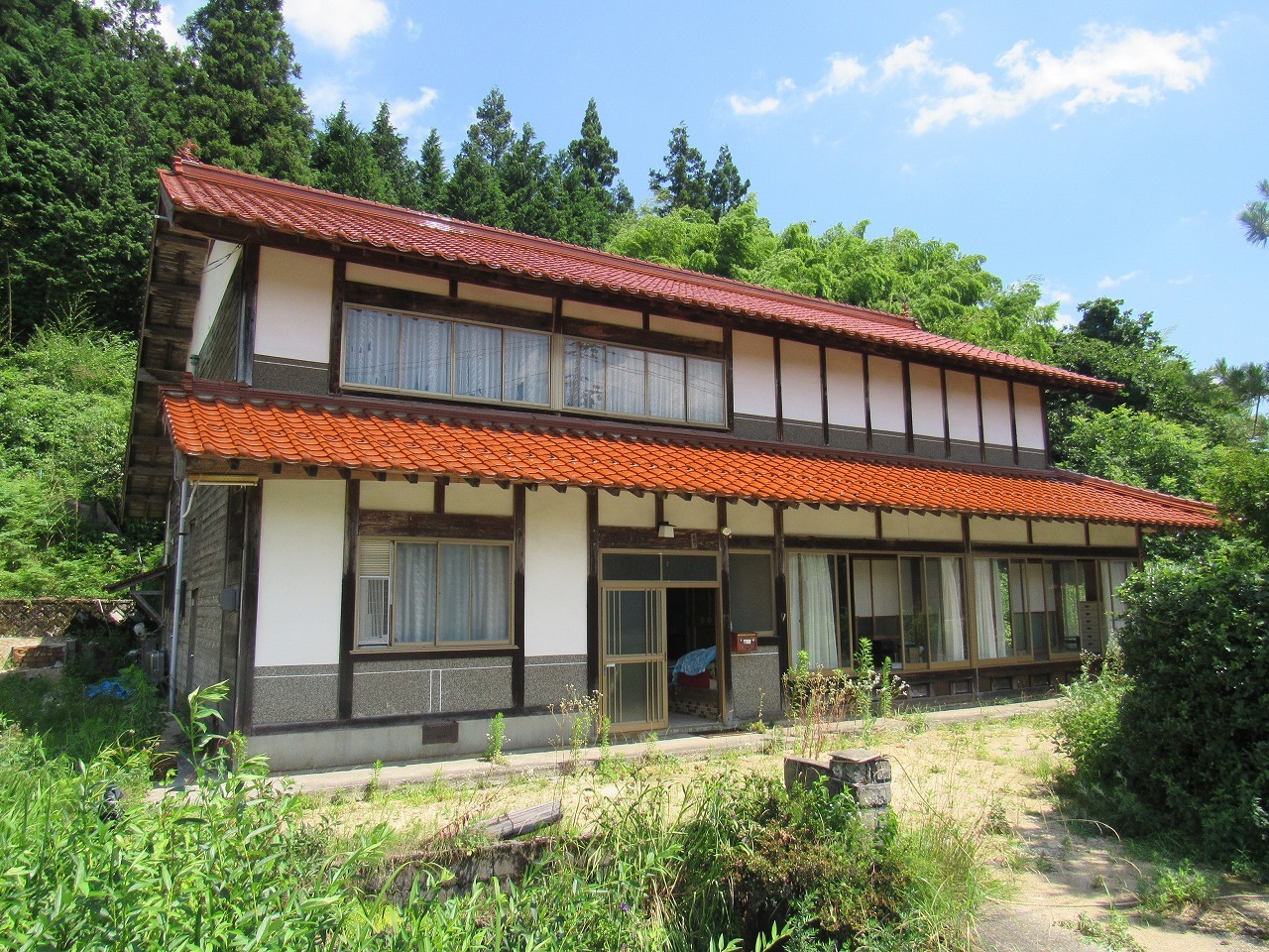 県道に面した日当たりの良い木造2階建ての物件です。（DIYも可能）