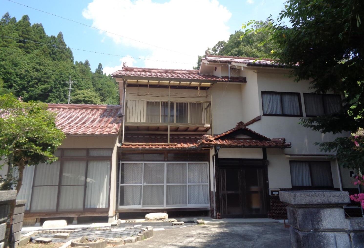 閑静な住宅街の奥、きれいなガレージ付きの物件です