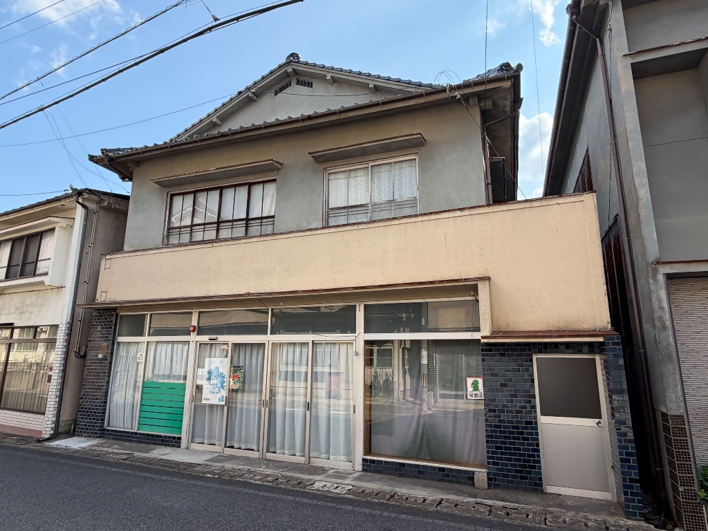１階に旧店舗・倉庫部分のスペースがあり、多用途に活用可能です。
購入者の希望に応じ、近隣の駐車場用地・山林等も売却します。