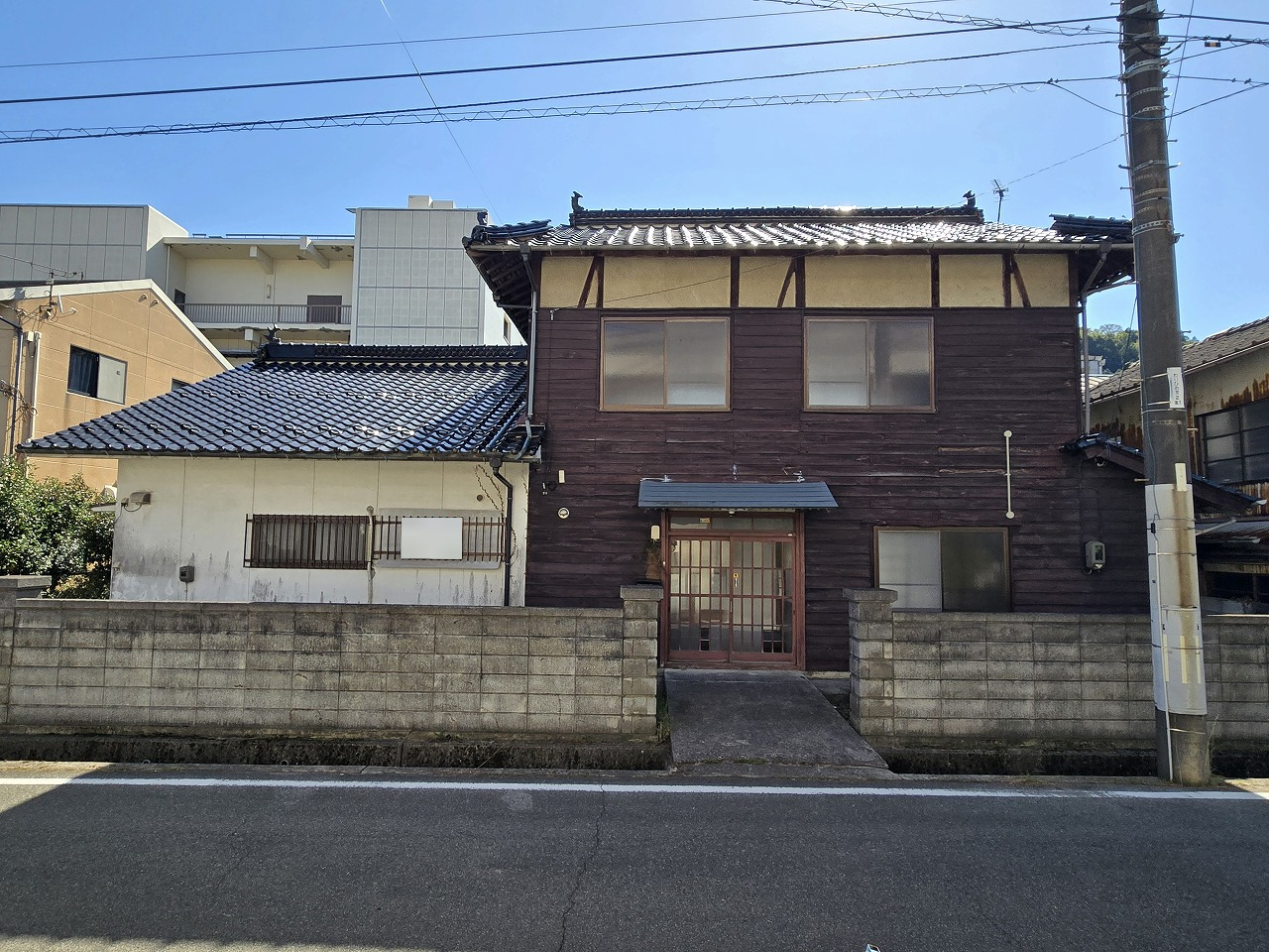 町中にある庭付き・カーポート付きの家